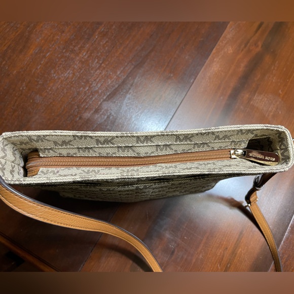 Michael Kors Jet Set, Messenger, Crossbody Bag - Picture 16 of 16